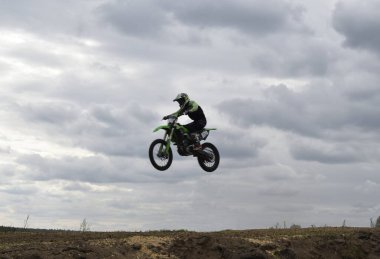 Motosikletliler hareket halinde.