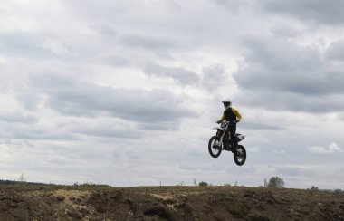 Motosikletli bir motosikletli havada.