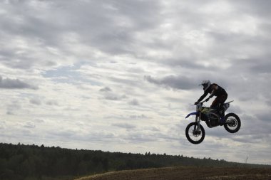 Motosikletli bir motosikletli havada.