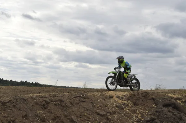 Pengendara Sepeda Motor Pada Motocross Dalam Gerakan — Stok Foto