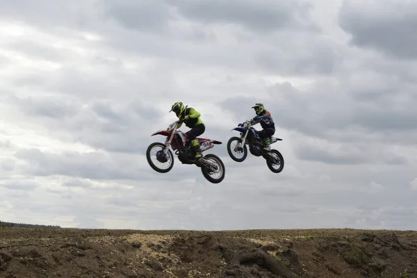 Motocyclistes Motocross Saut Dans Les Airs — Photo