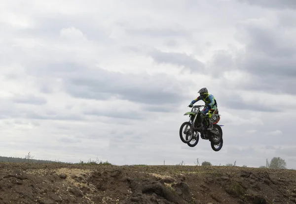 Motorradfahrer Springt Beim Motocross Die Luft — Stockfoto