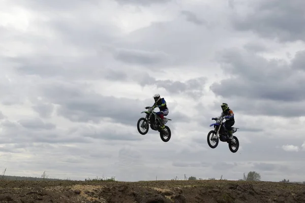 Μοτοσικλετιστές Motocross Άλμα Στον Αέρα — Φωτογραφία Αρχείου