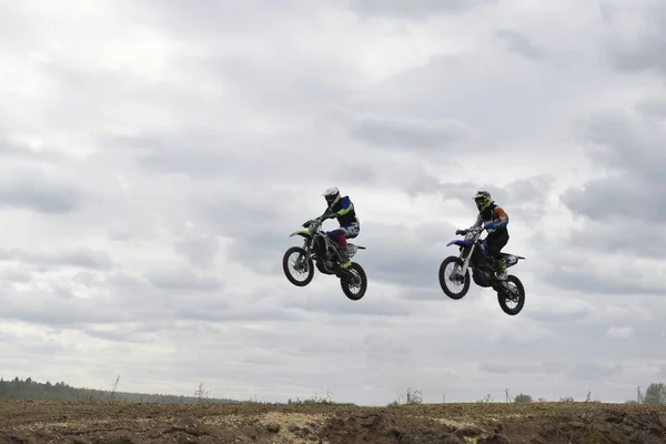 Motociclistas Motocross Saltan Aire — Foto de Stock