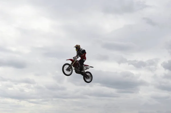 Motocyklista Motocyklu Powietrzu — Zdjęcie stockowe