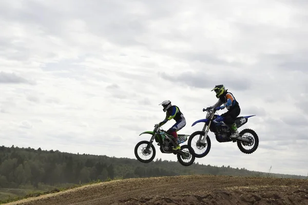 Motosikletli Motorcular Havada Zıplıyorlar — Stok fotoğraf