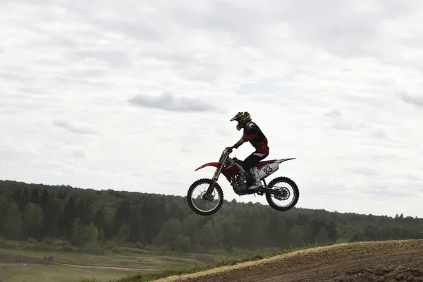 Motosikletli Bir Motosikletli Havada — Stok fotoğraf