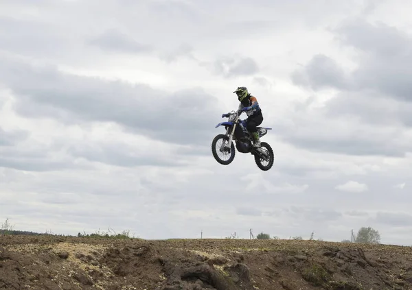 Motorradfahrer Auf Motorrad Der Luft — Stockfoto