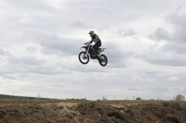 Motosikletli bir motosikletli havada.