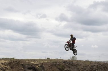 Motosikletli bir motosikletli havada.