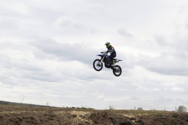 Motosikletli bir motosikletli havada.