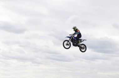 Motosikletli bir motosikletli havada.