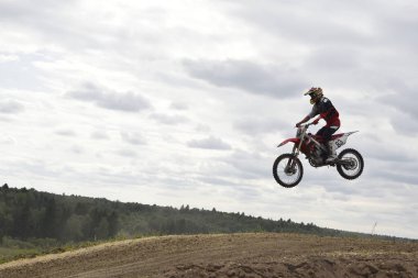 Motosikletli bir motosikletli havada.