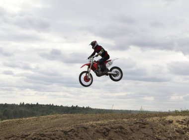 Motosikletli bir motosikletli havada.