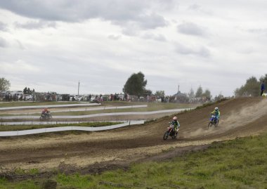 Motokros sürücüsü çalışıyor