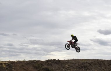 Motosikletli bir motosikletli havada.