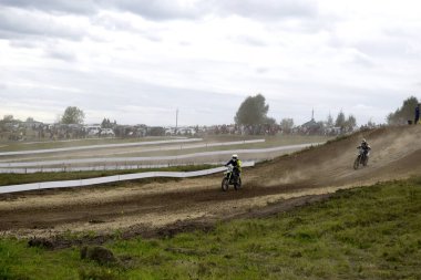 Motokros sürücüsü çalışıyor