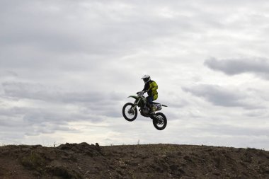 Motosikletli bir motosikletli havada.