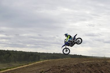 Motosikletli bir motosikletli havada.