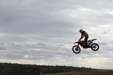 Motosikletli bir motosikletli havada.