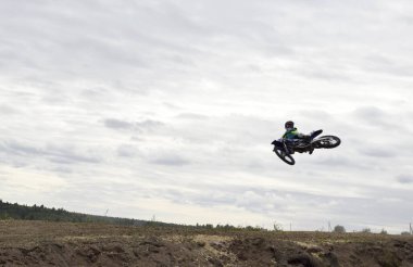 Motosikletli bir motosikletli havada.