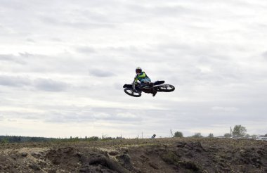 Motosikletli bir motosikletli havada.