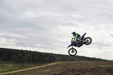 Motosikletli bir motosikletli havada.