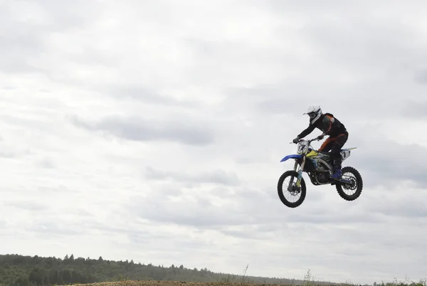 Motocyklista Motorce Vzduchu — Stock fotografie