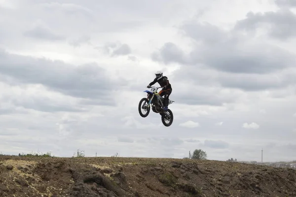 Motorcyklist Motorcykel Luften — Stockfoto