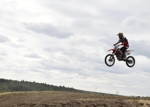 摩托车手骑摩托车在空中 — 图库照片