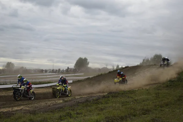 Motocross Motorkerékpárosok Mózeskosárral — Stock Fotó