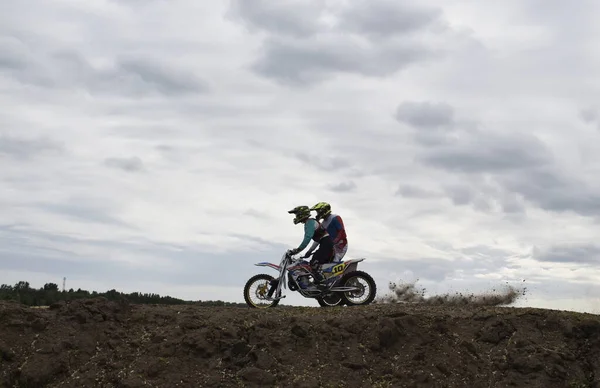 Motocross Fahrer Auf Motorrädern Mit Kinderwagen — Stockfoto