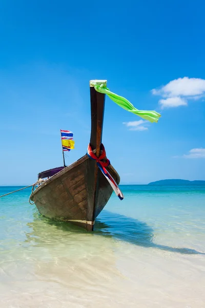 Langschwanzboot am schönen Strand — Stockfoto