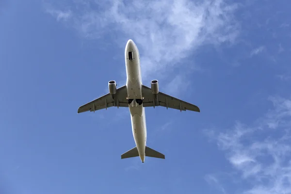 Avião voando sobre a rodovia — Fotografia de Stock