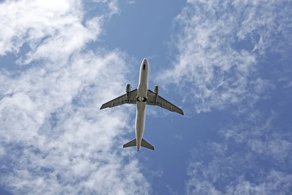 Avião voando sobre a rodovia — Fotografia de Stock