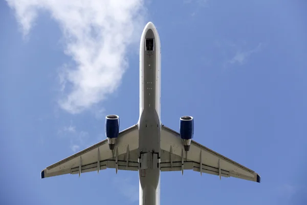 Avião voando sobre a rodovia — Fotografia de Stock