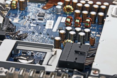 Elektronik devre kartının işlemcili yakın plan görüntüsü