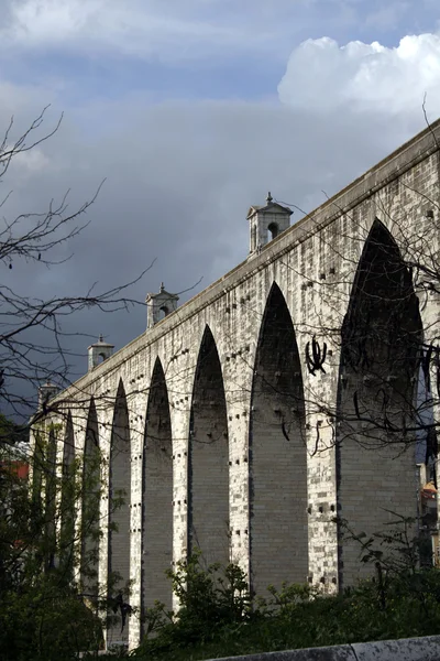 Aqueduc historique dans la ville de Lisbonne construit au 18ème siècle, P — Photo