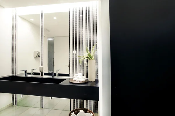 Suite di lusso bagno moderno con vasca e wc — Foto Stock