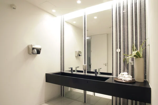Luxuslakosztály modern fürdőszoba káddal és WC-vel — Stock Fotó