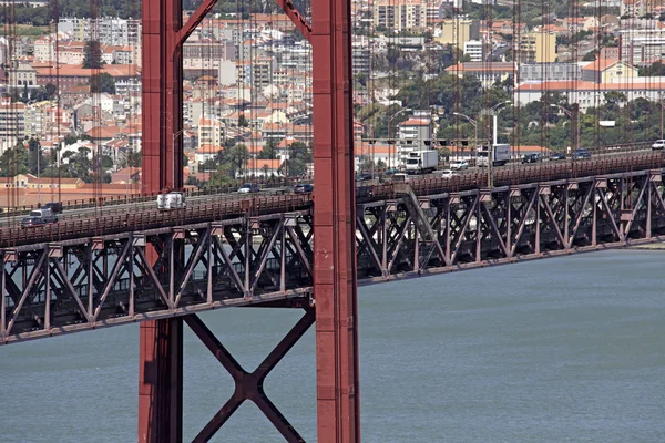 Enorme ponte rodoviária e ferroviária em Lisboa, Portugal — Fotografia de Stock