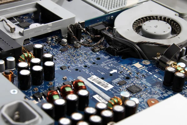 Elektronik devre kartının işlemcili yakın plan görüntüsü