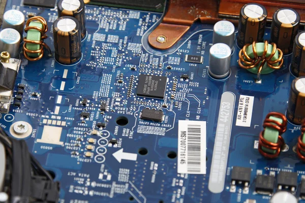 Close-up de placa de circuito eletrônico com processador — Fotografia de Stock