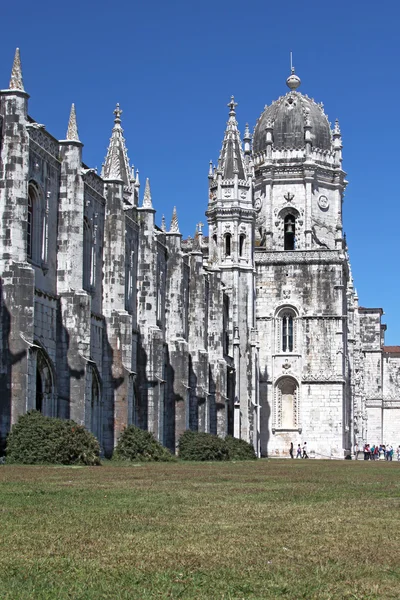 Исторический монастырь "Mosteiro dos Jeronimos" в Лиссабоне в Поре — стоковое фото