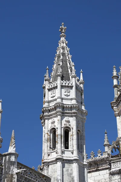 Исторический монастырь "Mosteiro dos Jeronimos" в Лиссабоне в Поре — стоковое фото