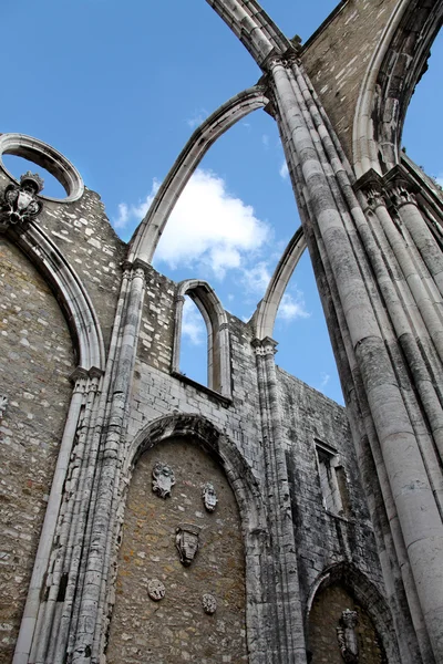 Tetto aperto delle rovine di Igreja do Carmo a Lisbona, Portogallo. — Foto Stock