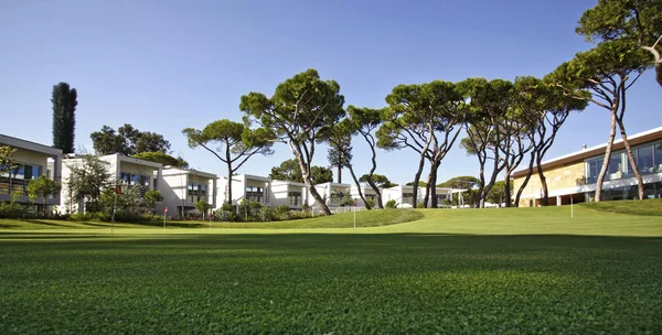 Condos communautaires à la retraite sur un terrain de golf de villégiature Images De Stock Libres De Droits