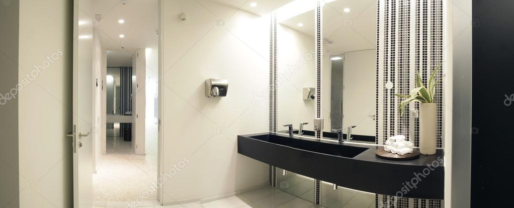 luxe moderne badkamer met bad en toilet — Stockfoto © Policarpo ... luxe moderne badkamer met bad en toilet — Stockfoto © Policarpo ...