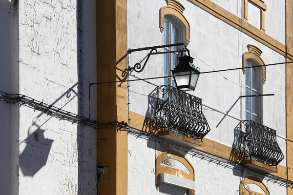 Old urban street in Evora town. Alentejo, Portugal, Europe. — Stock Photo, Image