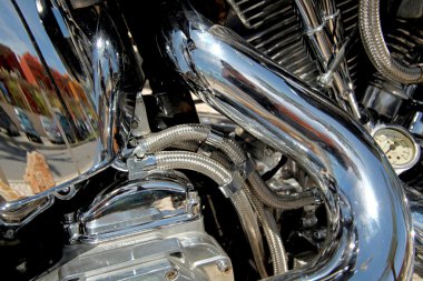 Motosiklet motoru. Kırmızı tank ve krom metal motor bitirmek. Super